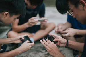 teen using social media